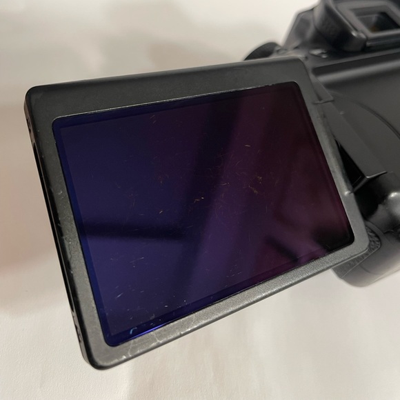 Canon EOS 70D DSLR Camera Body + Accessories - Picture 7 of 17